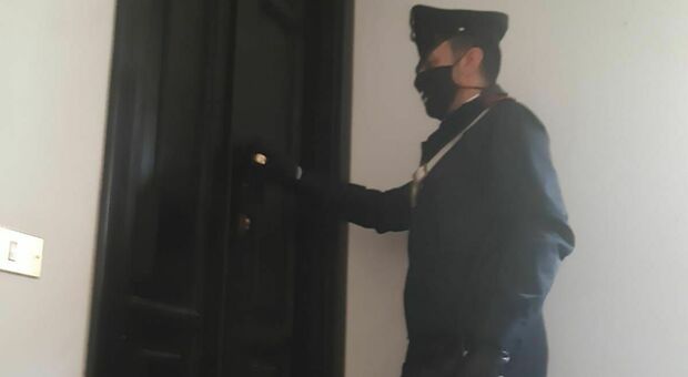 Occupano casa sfitta nel centro storico di Salerno per drogarsi: blitz dei carabinieri