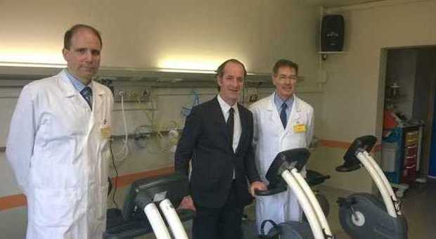 Il governatore Zaia con medici e apparecchiature della riabilitazione cardiologica
