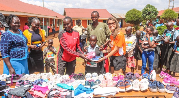 Le scarpe da running volano da Roma al Kenya: 3.000 paia ad Iten per farle correre ancora