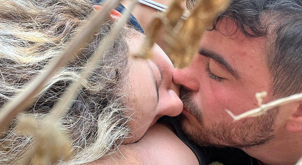 Rave Israele, si scattano un selfie in cui si baciano durante l'attacco: «Se dovessimo morire, sapranno che ci siamo amati»