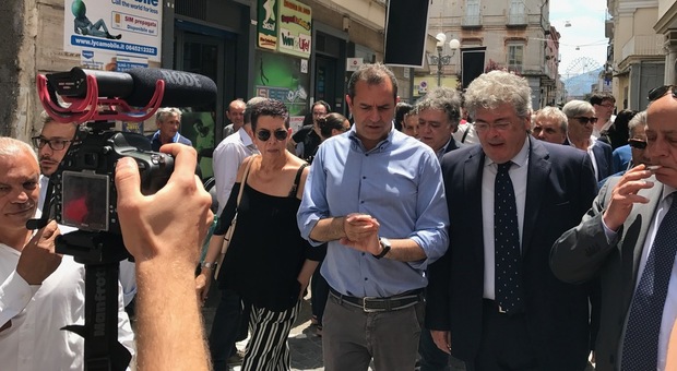 Luigi De Magistris scende in campo a sostegno del candidato di AlternativAcerra Tommaso Esposito (a dx)