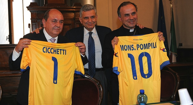 Il patron del Frosinoen Maurizio Stirpe con le maglie regalate al sindaco Cicchetti e al vescovo Pompili (Foto Itzel Cosentino)