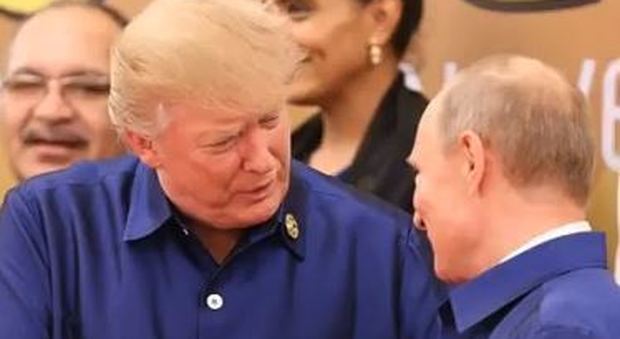 Trump e Putin, stretta di mano fra ma salta l'incontro