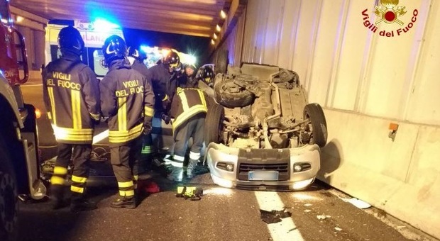 A4. Auto rovesciata nel sottopassaggio del Passante: morto un 28enne