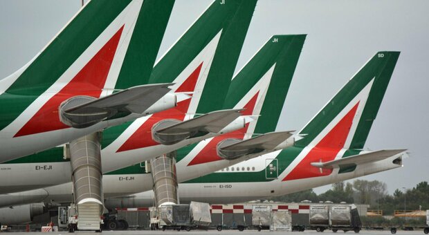 Alitalia, ora il carburante scarseggia: ma c’è il piano per pagare gli stipendi