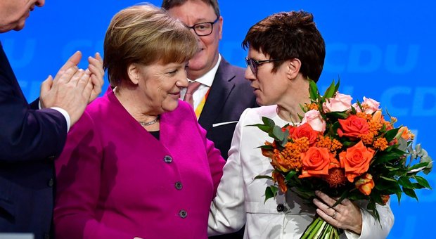 Merkel ha già un'erede, AKK favorita nei sondaggi: «È la migliore guida per la Germania»