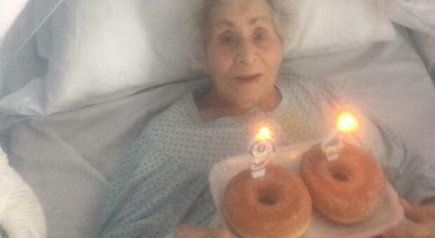 Nonna Angela ricoverata per covid a 94 anni, i medici le portano torta e candeline per festeggiare il compleanno