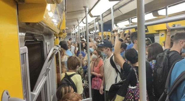 Napoli, guasti a sorpresa su entrambe le linee della metro: passeggeri fermi
