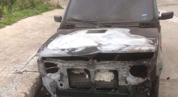 Notte di fuoco nel Salento: tre auto incendiate, nel mirino il responsabile dell'Enpa