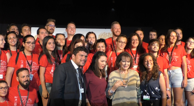 Claudia Cardinale e la giuria giovane del Social World Film Festival