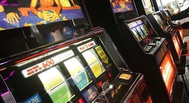 Slot machine del clan nel Casertano, sequestrati beni a tre imprenditori