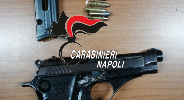 Napoli, litiga con la fidanzata e va da lei con una pistola carica: arrestato 38enne