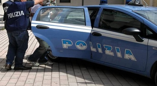 Napoli: in fuga con 16 euro e un bracciale, preso rapinatore marocchino
