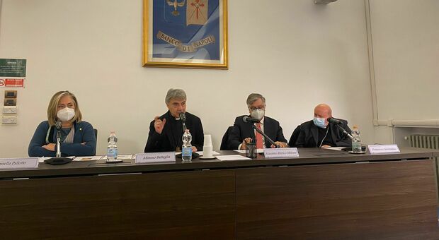Napoli, il vescovo Battaglia all'incontro su etica ed economia: «Questioni sociali emergono in assenza del lavoro»