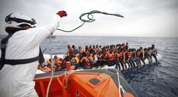 Esodo infinito dalla Libia verso l'Italia: in un giorno salvati 5mila migranti. In arrivo altri ottomila