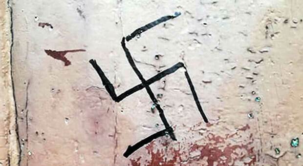 Svastiche e simboli delle SS sui muri di Milano, le scritte antisemite nella Giornata della Memoria