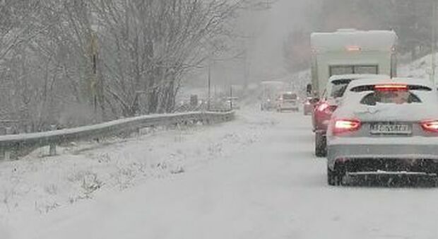 Terminillo, la nevicata manda il tilt il traffico La fotogallery e il video della neve a bassa quota