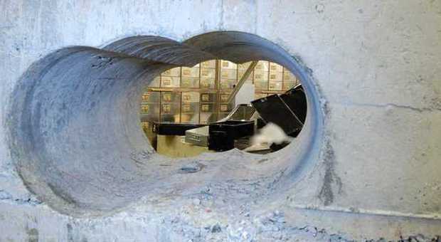 Il buco nel muro attraverso cui i ladri sono entrati nel caveau
