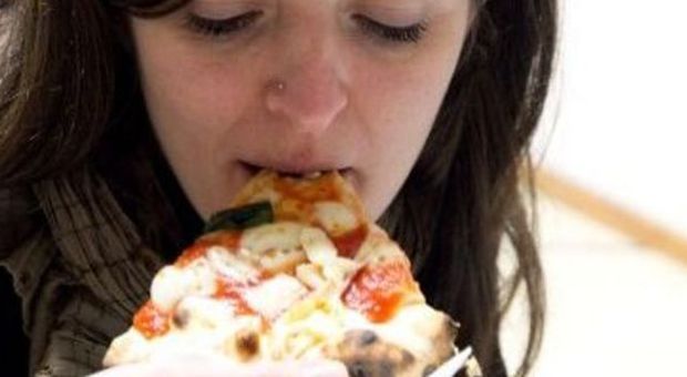 Morso a una pizza: a una 29enne è costato 5 denti (archivio)