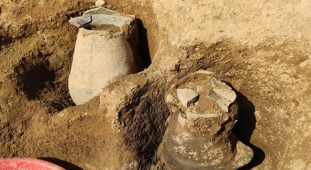 Etruschi: scoperte a Vulci tre urne cinerarie, appartenevano a una famiglia del IX secolo a.C.