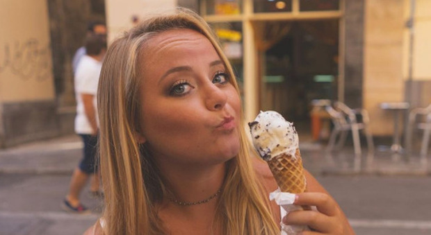 Mangia un gelato a Roma e rischia di morire per una reazione allergica: «Avevano detto che non conteneva nocciole»