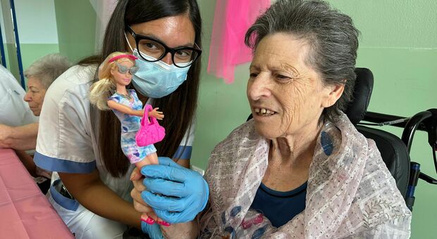 Doll therapy nella Rsa: così Barbie cura l'Alzheimer