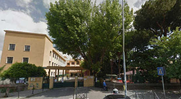 Roma, bimbo ferito alla testa all'asilo: colpito da una pigna, 9 punti di sutura