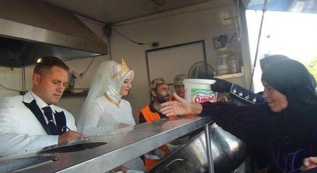 Sposi generosi, dividono il pranzo di nozze con 4.000 profughi in fuga dall'Isis