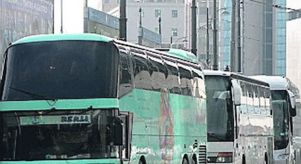 Bus turistici in arrivo a Napoli: stangata sui mezzi più lunghi