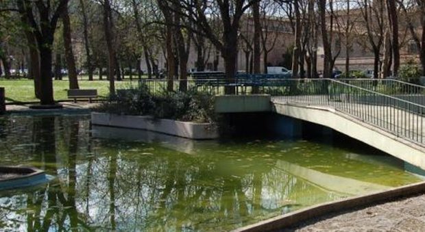 Fabriano, i vandali danneggiano una fontana, l'acqua allaga i giardini