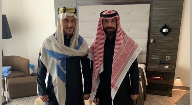 Francesco Totti e Andrea Pirlo vestiti da arabi prima di un match a Riyad