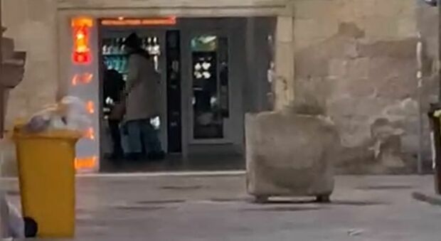 Lecce, sesso in centro storico: il video diventa virale. «Ci vogliono più controlli»