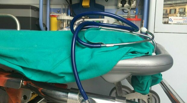 Anziana curata e dimessa dall'ospedale muore cadendo dalla barella nell'ambulanza che la riporta a casa: aperta un'indagine