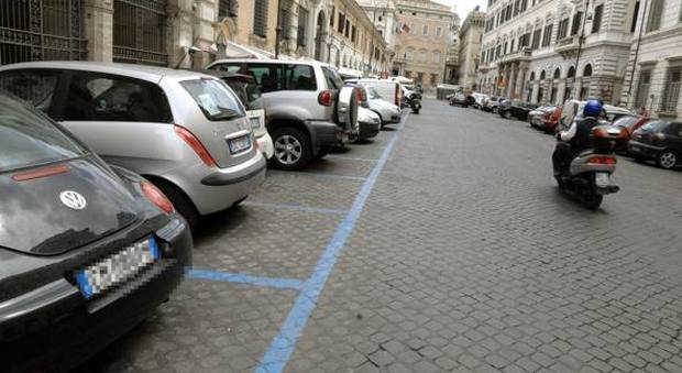Roma, salva-Atac: premi a chi guida di più e strisce blu più care
