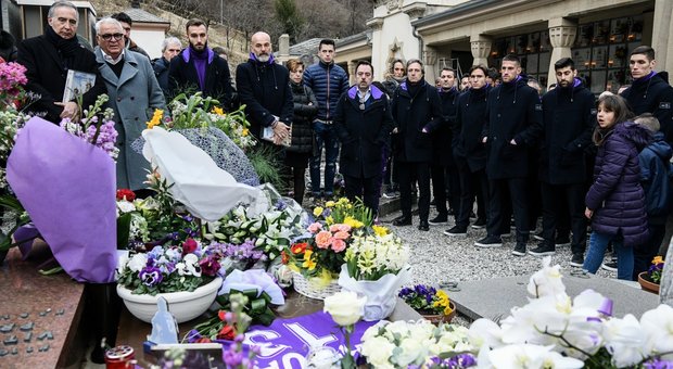 Astori, cerimonia a San Pellegrino ad un anno dalla tragedia: presente la Fiorentina. Tweet della Roma: «Sempre nei nostri cuori»