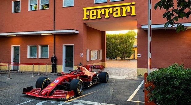 Zanardi, le Ferrari al Gp d'Austria con la scritta «Forza Alex»