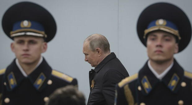 Putin accusa la Nato, ma evita l'escalation: «No alla guerra totale». Macron: non si ottiene la pace umiliando Mosca