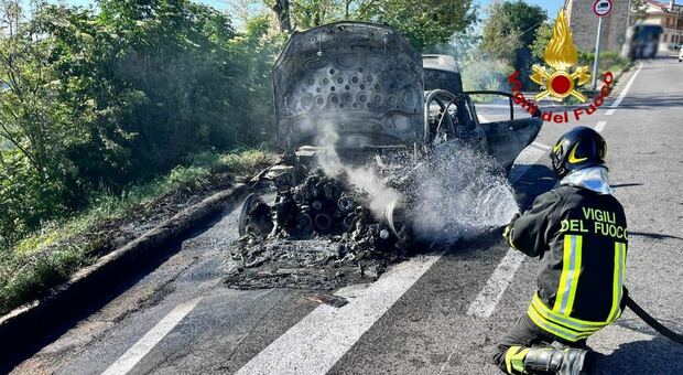Paura per un'auto in fiamme: carrozzeria quasi liquefatta sull'asfalto