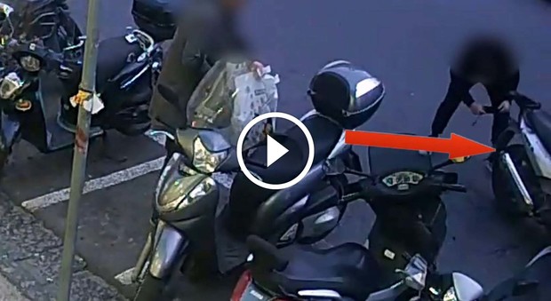 Napoli, il furto dello scooter avviene in pieno giorno davanti ai passanti| Guarda il video