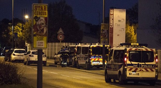 Tolosa, si lancia con l'auto contro gli studenti: tre feriti, grave una ragazza
