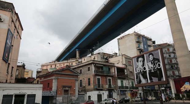 Vivere sotto un ponte a Napoli: «Il nostro vero nemico è lo smog»