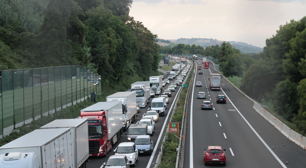 Tir si ribalta in autostrada: chiusa A13 a Bologna