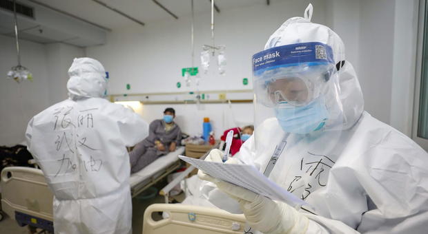 Coronavirus, Niccolò torna a casa: la Cina autorizza il decollo dell'aero con il 17enne