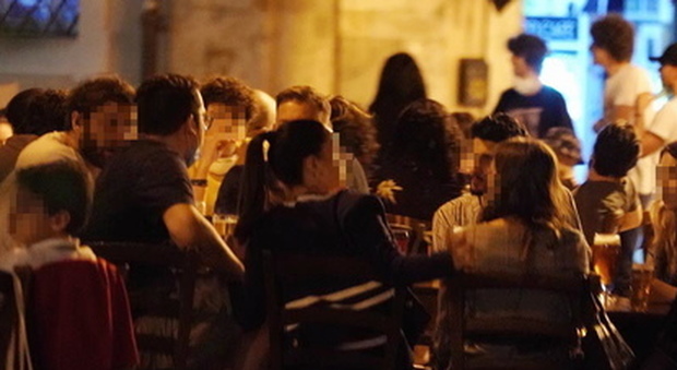 Napoli, chiusura dei baretti alle 23 i vigili: «Nessun abuso di potere»