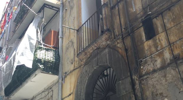 Napoli, fuga di gas in un palazzo: neonata salvata dai poliziotti