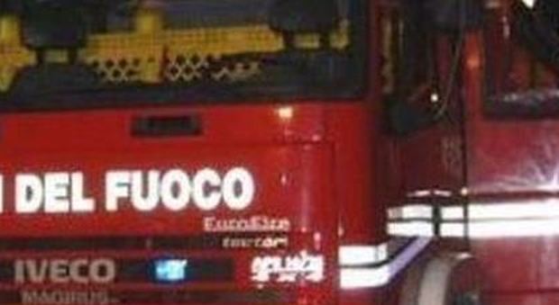 Napoli, auto in fiamme nella notte: è giallo, indaga la polizia