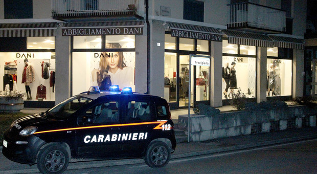 Il negozio Dani di via Trevigiana a Feltre rapinato da un uomo travisato e armato di coltello