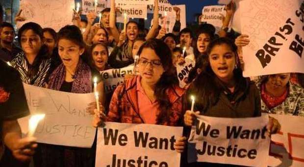 India, stuprano compagna di classe e condividono il video su whatsapp