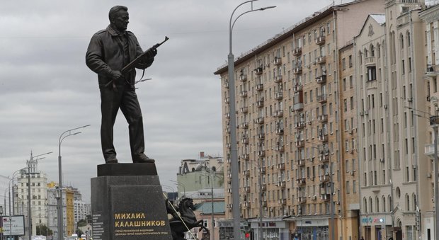 Russia, inaugurata statua di Kalashnikov: progettò il fucile con cui sono state uccise più persone nella storia