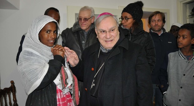Il vescovo Giuseppe Piemontese accoglie i profughi